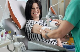 Blutspenderin spendet Blut