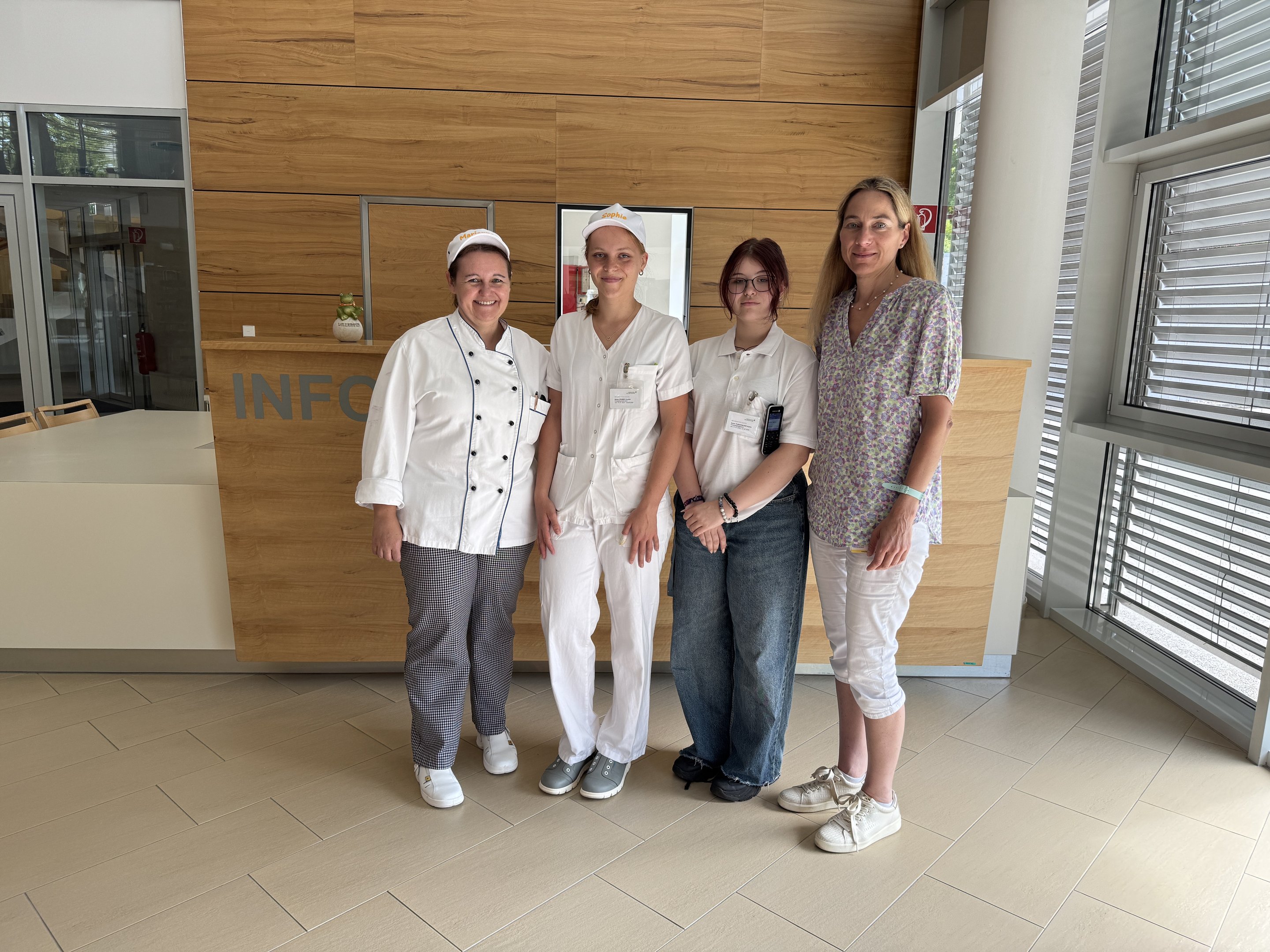 Ferialpraktikantinnen Juli 2025 im LK Allentsteig: v.l.n.r. Marianne Pany (Küchenleiterin), Ferialpraktikantinnen Sophie Kramer und Sophia Fleischhacker, Dipl.-Ing. Katharina Hochleitner, MSc (Kaufmännische Standortleiterin).