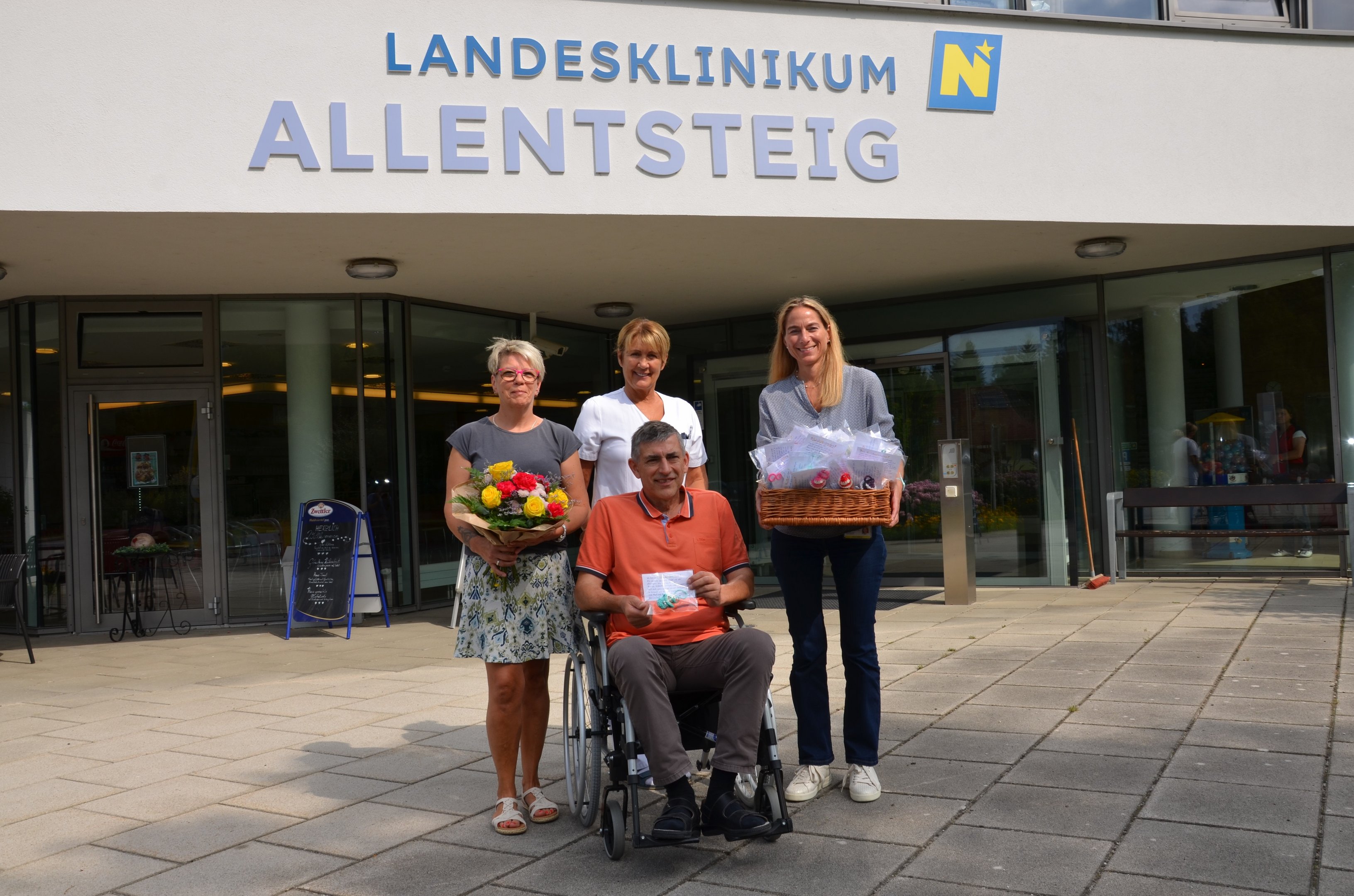 Foto 1: Ein Blumenstrauß als Dankeschön v.l.n.r.: Gabriele Samper, Pflege-Bereichsleitung DGKP Beatrix Litschauer, Leopold Grötzl mit Glückswürmchen, kaufmännische Standortleiterin Dipl.-Ing. Katharina Hochleitner, MSc mit Korb voller Glückswürmchen. Foto 2: Ein Korb voller Glückswürmchen. Foto 3: Verschiedenste Glückwürmchen mit Glücksanhänger und Glücksbotschaft.
