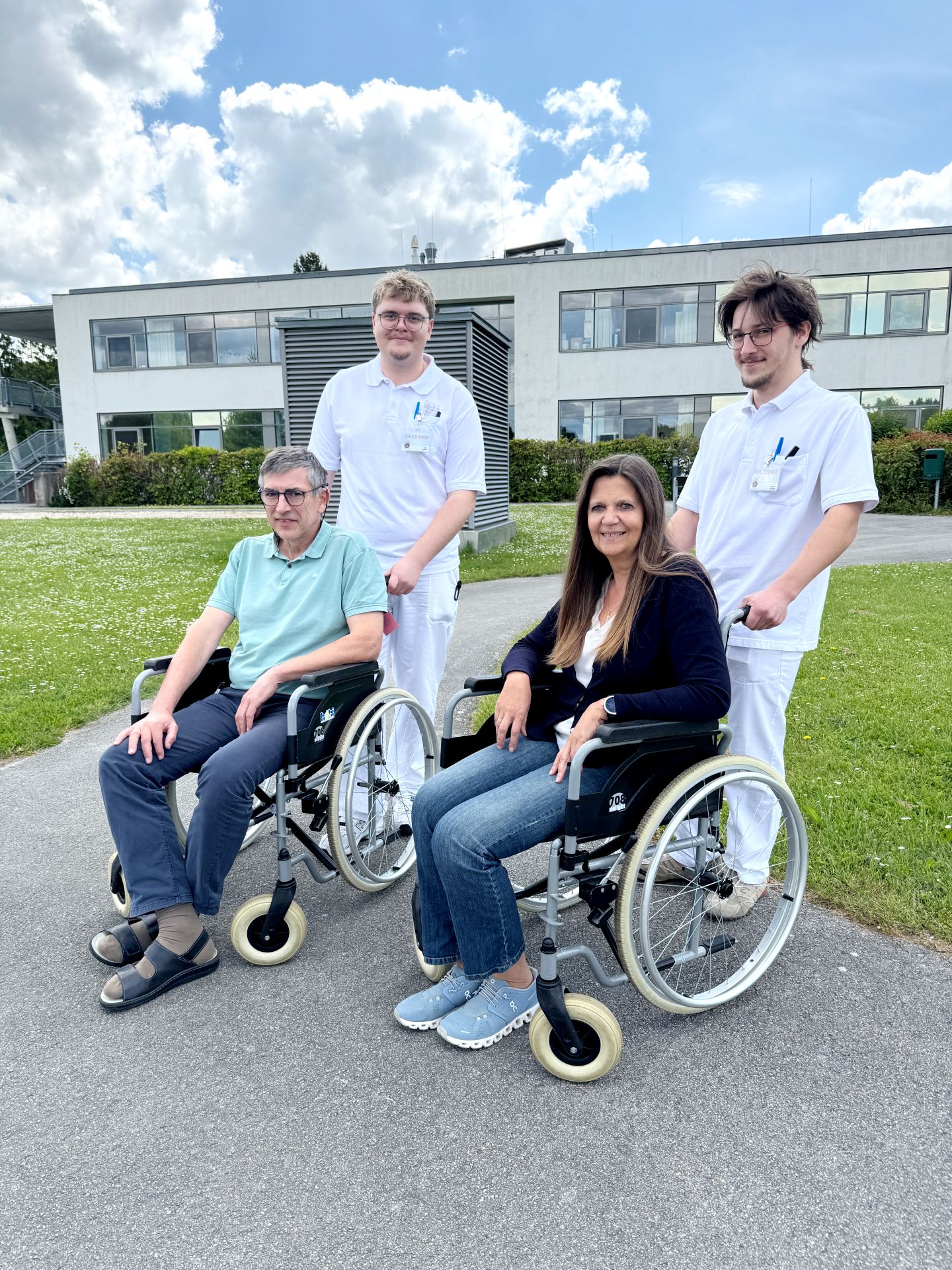 Bild 2: Zivildiener im Landesklinikum Allentsteig Zivildiener Nino Kargl mit Kollege Leopold Grötzl und Zivildiener Samuel Eigner mit Kollegin Regina Altrichter