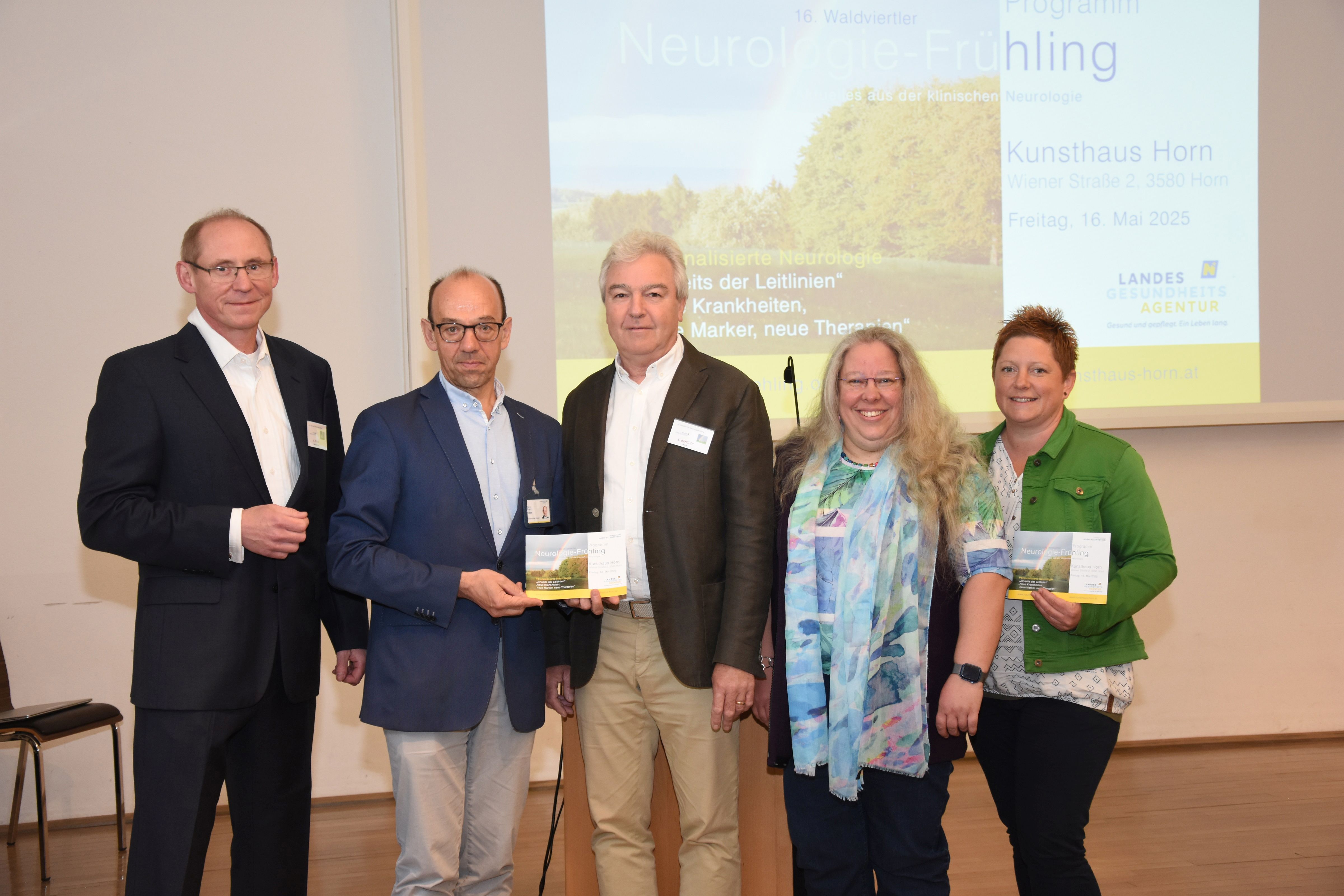 BILDTEXT Doz. Dr. Konstantin Prass, MBA (Chefarzt der Neurologischen Klinik am Helios-Klinikum Bad Saarow, Deutschland), Mag. Franz Huber (Kaufmännischer Direktor LK Horn-Allentsteig), Prim. Univ.-Doz. Dr. Christian Bancher (Leiter der Abteilung für Neurologie am LK Horn-Allentsteig), OÄ Dr. Esther Veronika Hartl (Neurologische Rehabilitation LK-Allentsteig), DGKP Karina Schuster (Stationsleitung Neurologie LK Horn).