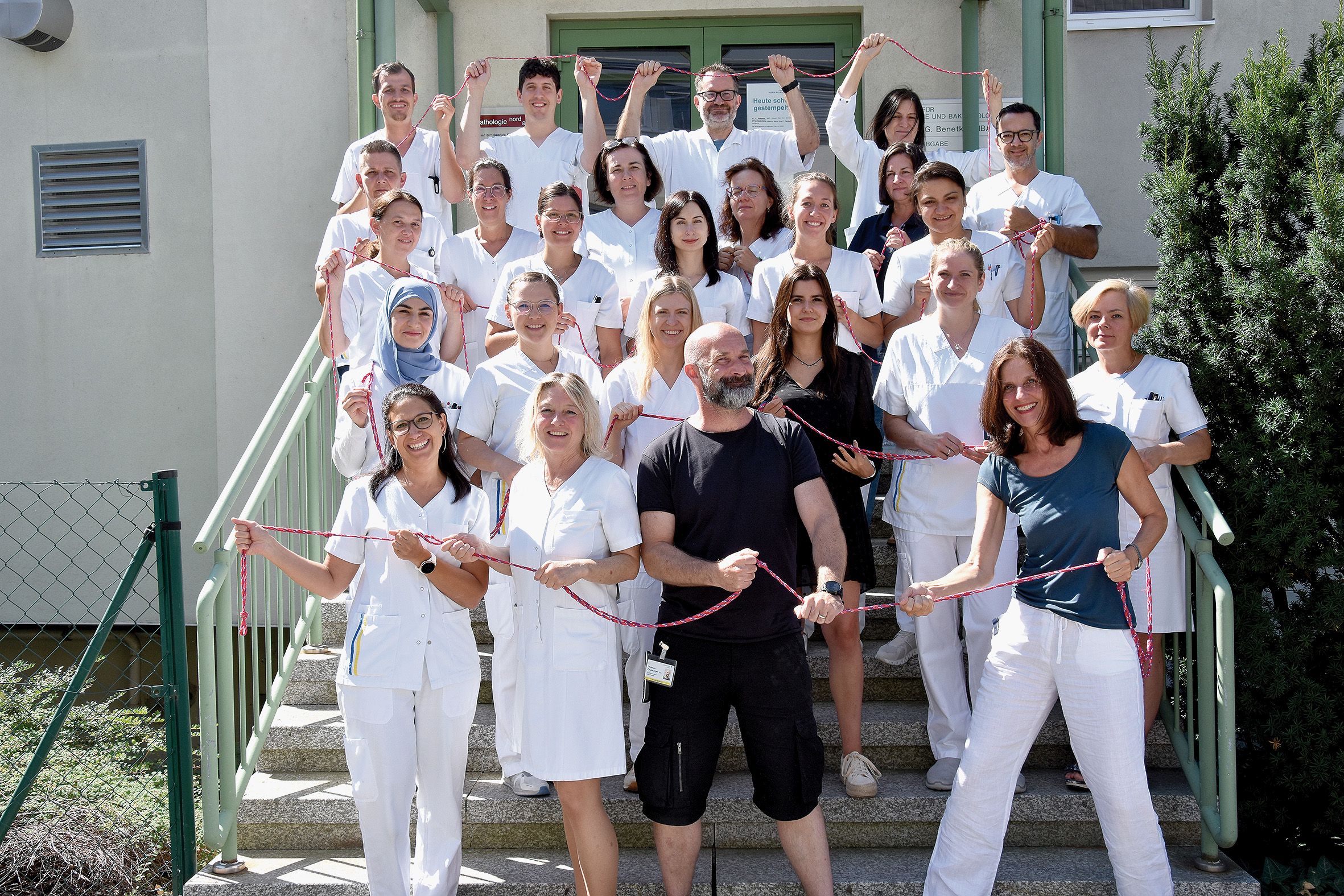 Das Team des Instituts für Klinische Pathologie unter der Leitung von Prim. Dr. Gabriele Benetka, MSc, MBA (1. Reihe rechts), daneben Thomas Zaussinger, BSc (Qualitätsmanager) und Margit Steininger, MSc (leitende Biomedizinische Analytikerin)