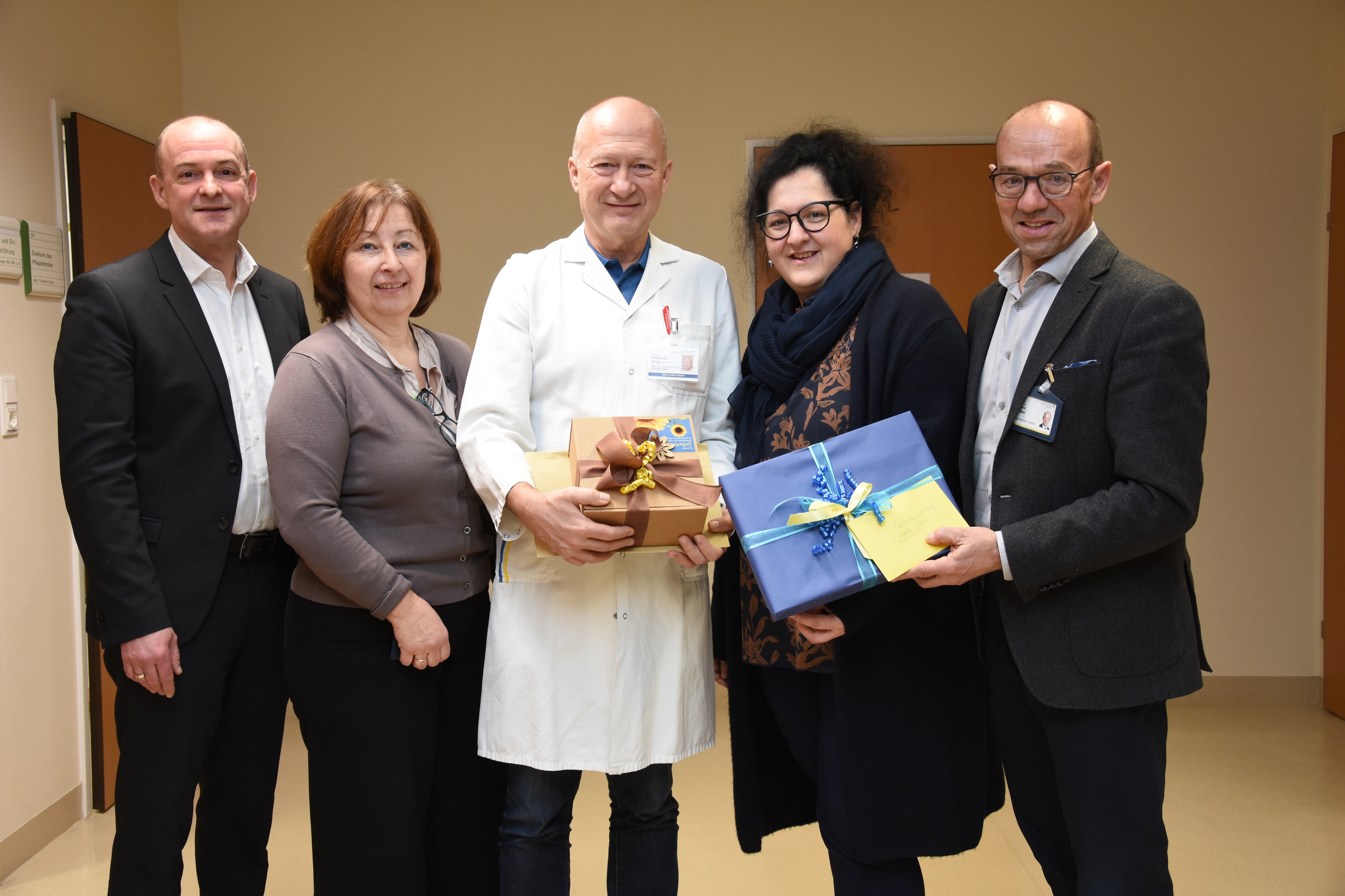 Gruppenfoto Gratulation Ärztlicher Direktor Prim. Dr. Reinhold Klug MBA, FACS